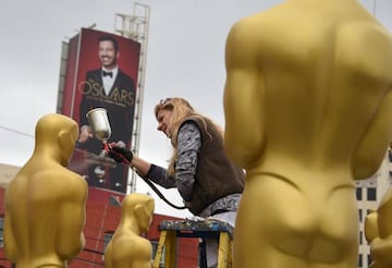 Un cartel de Jimmy Kimmel, testigo de los &uacute;ltimos retoques a los Premios Oscar 2017