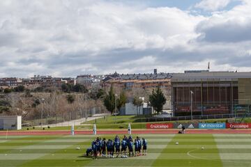 Julen Lopetegui dando la charla previa al entrenamiento de la Selección. 



