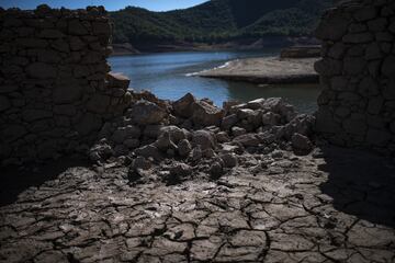 La gran sequía que sufre toda la península ha dejado al descubierto algunos tesoros. En el pantano de Sau, que ahora está al 30% de su capacidad, ha emergido el antiguo pueblo sepultado de Sant Romà que quedó inundado tras la construcción del pantano en 1963.