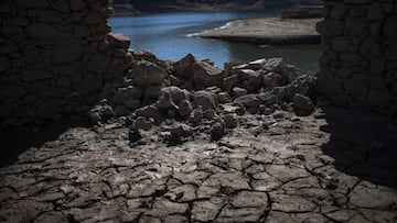 La gran sequía que sufre toda la península ha dejado al descubierto algunos tesoros. En el pantano de Sau, que ahora está al 30% de su capacidad, ha emergido el antiguo pueblo sepultado de Sant Romà que quedó inundado tras la construcción del pantano en 1963.