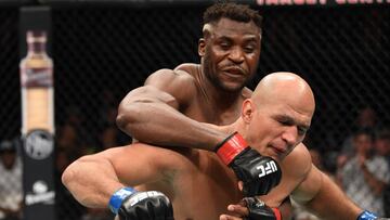 Francis Ngannou golpea a Junior Dos Santos durante su combate en el UFC Minneapolis.