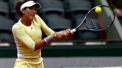 . Paris (France), 29/05/2016.- Garbine Muguruza of Spain in action against Svetlana Kuznetsova of Russia at their women&#039;s single round of 16 match during the French Open tennis tournament at Roland Garros in Paris, France, 29 May 2016. (Espa&ntilde;a, Tenis, Rusia, Francia) EFE/EPA/ROBERT GHEMENT