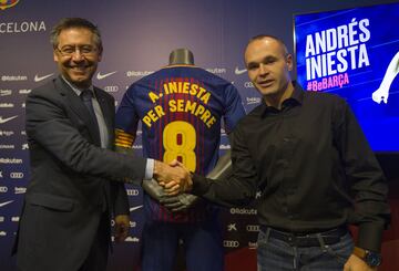 El acto de renovación de por vida de Iniesta con el Barça