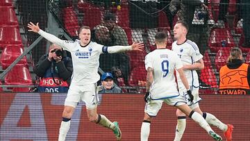 Copenhagen (Denmark), 12/12/2023.- FC Copenhagen's Lukas Lerager (R) celebrates with teammates after scoring the 1-0 goal during the UEFA Champions League group A soccer match between FC Copenhagen and Galatasaray SK, in Copenhagen, Denmark, 12 December 2023. (Liga de Campeones, Dinamarca, Copenhague) EFE/EPA/Mads Claus Rasmussen DENMARK OUT
