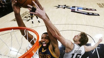 Tristan Thompson, ante Pau Gasol.