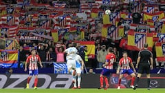 Los seguidores del fondo sur sacaron las banderas con el anterior escudo del Atl&eacute;tico. 