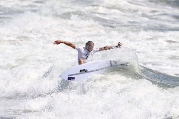 El surfista australiano se queda solo en categora masculina representando a su pas, uno de los punteros en el mundo del surf. Elimin a Jeremy Flores y se enfrentar a Lucca Mesinas.