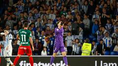 DONOSTI, 02/01/2024.- El guardameta de la Real Sociedad, Alejandro Remiro, se lamenta tras realizar una mano que le ha supuesto la expulsión en el Reale Arena de Donosti. EFE/Juan Herrero