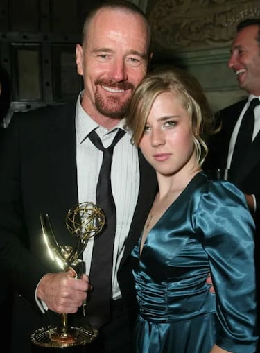 La hija de Bryan Cranston (‘Breaking Bad’) arrasa en la serie de moda: “Ha llegado más lejos que yo a su edad”