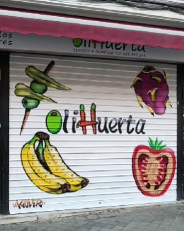 Un grafitero maravilla al enseñar los dibujos que ha hecho en una frutería	 