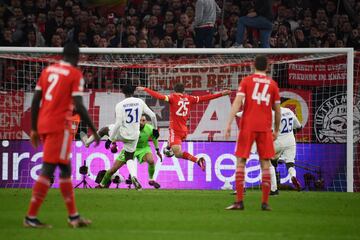 El delantero cabece¨® un genial centro de Alphonso Davies, pero la posici¨®n adelantada de Thomas M¨¹ller, que molest¨® al guardameta en la trayectoria del bal¨®n, invalid¨® el tanto del delantero camerun¨¦s.