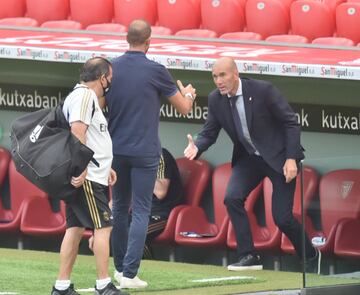 El entrenador del Athletic, Gaizka Garitano, se acerca a saludar a su homólogo en el Real Madrid, Zinedine Zidane.
