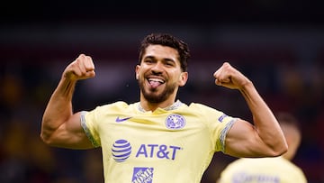 Henry Martín festeja un gol en contra de las Chivas en el Clásico Nacional.