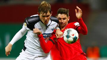 Alario pelea con Kilian por un balón durante el Leverkusen-Paderborn de la Copa Alemana.