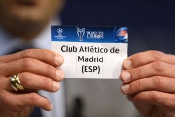 El embajador de la final en Lisboa, el ex internacional portugués Luis Figo sostiene la tarjeta con el nombre del club de fútbol español Atlético de Madrid durante el sorteo de los cuartos de final de la Liga de Campeones de la UEFA en la sede de la UEFA en Nyon.