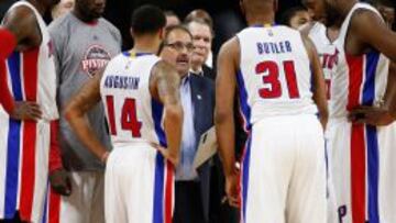 Stan Van Gundy da indicaciones a los suyos.