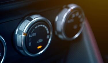 ¿Cuánto cuesta recargar el gas del aire acondicionado del auto?