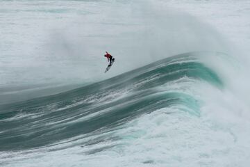 Pierre Rollet durante el Tudor Nazaré Big Wave Challenge 2024 que se desarrolla estos días entre olas épicas de 10 a 12 metros en la mundialmente famosa Praia do Norte en Nazaré, Portugal.