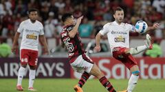 AME2072. RÍO DE JANEIRO (BRASIL), 24/05/2022.- Gomes de Flamengo disputa el balón ante Horacio Calcaterra de Sporting hoy, en un partido de la Copa Libertadores entre Flamengo y Sporting Cristal en el estadio Maracaná en Río de Janeiro (Brasil). EFE/Antonio Lacerda
