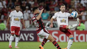 AME2072. RÍO DE JANEIRO (BRASIL), 24/05/2022.- Gomes de Flamengo disputa el balón ante Horacio Calcaterra de Sporting hoy, en un partido de la Copa Libertadores entre Flamengo y Sporting Cristal en el estadio Maracaná en Río de Janeiro (Brasil). EFE/Antonio Lacerda
