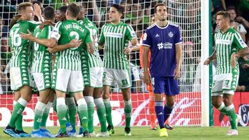 Real Betis' Spanish forward Loren Moron (L) celebrates with teammates after scoring a goal during the Spanish League football match between Real Betis and Real Valladolid at the Benito Villamarin Stadium in Sevilla on August 18, 2019. (Photo by CRIST