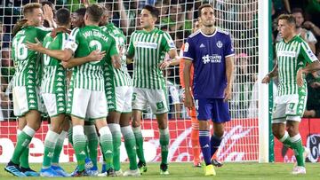 Real Betis&#039; Spanish forward Loren Moron (L) celebrates with teammates after scoring a goal during the Spanish League football match between Real Betis and Real Valladolid at the Benito Villamarin Stadium in Sevilla on August 18, 2019. (Photo by CRIST