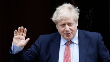 Boris Johnson saluda a la prensa.