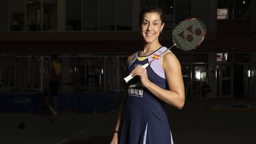 Carolina Mar&iacute;n posa con una raqueta y un volante de b&aacute;dminton.