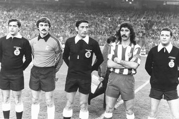 En la imagen, Sánchez Arminio posa con los capitanes del Real Madrid, Miguel Ángel, y del Atlético de Madrid, "Ratón" Ayala.