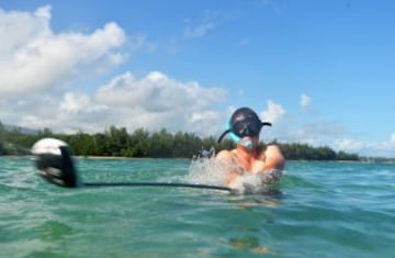 El golfista francés aprovecha las claras aguas de las Islas Mauricio para disfrutar del golf pero esta vez bajo el agua.