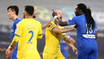 Riyadh (Saudi Arabia), 23/02/2021.- Al-Nassr&#039;s player Nordin Amrabat (2-R) talks with Al-Hilal&#039;s Bafetimbi Gomis (R) during the Saudi Professional League soccer match between Al-Nassr and Al-Hilal at King Saud University Stadium, in Riyadh, Saud