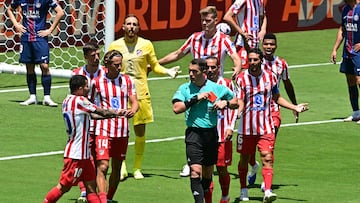 Romanian referee Istvan Kovacs (C) shows a red card to Atletico Madrid's French defender #15 Clement Lenglet (2ndL) during the Club World Cup 2025 Group B football match between France's Paris Saint-Germain and Spain's Atletico de Madrid at the Rose Bowl stadium in Los Angeles on June 15, 2025. (Photo by Frederic J. Brown / AFP)