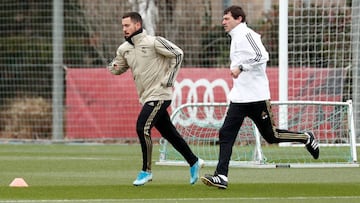 El belga Eden Hazard realiza carrera continua con el preparador físico Grégory Dupont en la Ciudad Real Madrid de Valdebebas.