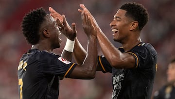 Vinicius y Bellingham celebra el gol con el que el ingl¨¦s cerr¨® el marcador en el Almer¨ªa-Real Madrid de LaLiga EA Sports.