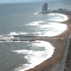 La policía de Barcelona echa a los surfistas que aprovechaban las olas de Filomena