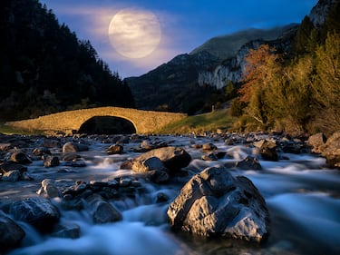 Conocido oficialmente como Puente Románico de San Nicolás de Bujaruelo, es una de las estampas más bellas y fotografiadas del Pirineo Aragonés. Aunque popularmente se le llama "puente romano", al igual que sucede con otros puentes de la zona, su origen es medieval, concretamente del siglo XIII.