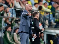 Claudio Giráldez da indicaciones durante el partido contra el Villarreal en La Cerámica