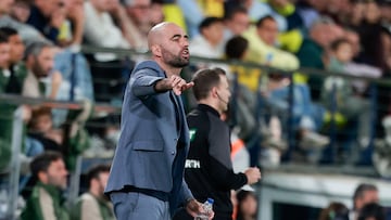 Claudio Giráldez da indicaciones durante el partido contra el Villarreal en La Cerámica