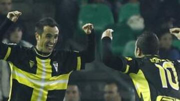 <b>GOL DE OCTAVOS. </b>Charles y Borja celebran en la imagen el 0-1, que a la postre metería al Córdoba en la siguiente eliminatoria.