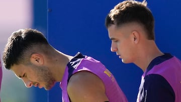 SANT JOAN DESPÍ, 30/08/2025.- Roony Bardghji (i) y Marc Casadó (d) durante el entrenamiento del primer equipo del FC Barcelona en la Ciudad Deportiva Joan Gamper, este sábado. EFE/Enric Fontcuberta.