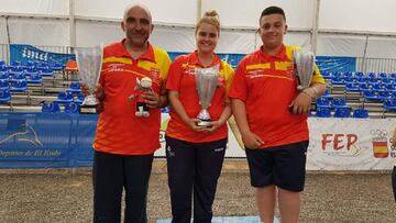 Jordi Mart&iacute;nez, Carolina Pascual y Ra&uacute;l Mart&iacute;nez posan con sus t&iacute;tulos de campeones de Espa&ntilde;a de Petanca.