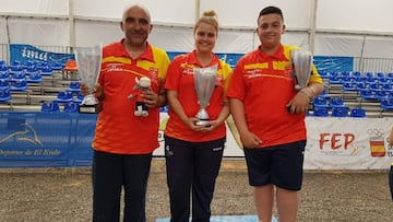 Jordi Martínez, Carolina Pascual y Raúl Martínez posan con sus títulos de campeones de España de Petanca.