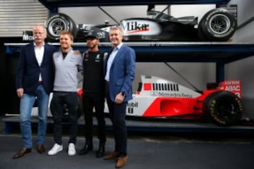 El jefe de Daimler AG, Dieter Zetsche y los pilotos Lewis Hamilton y Nico Rosberg posan con el Dr. Thomas Weber, miembro del Management del equipo.