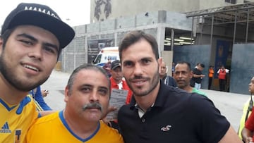 El jugador de Monterrey se tomó fotografías con los hinchas de Tigres y a su salida a la cancha fue bien recibido.