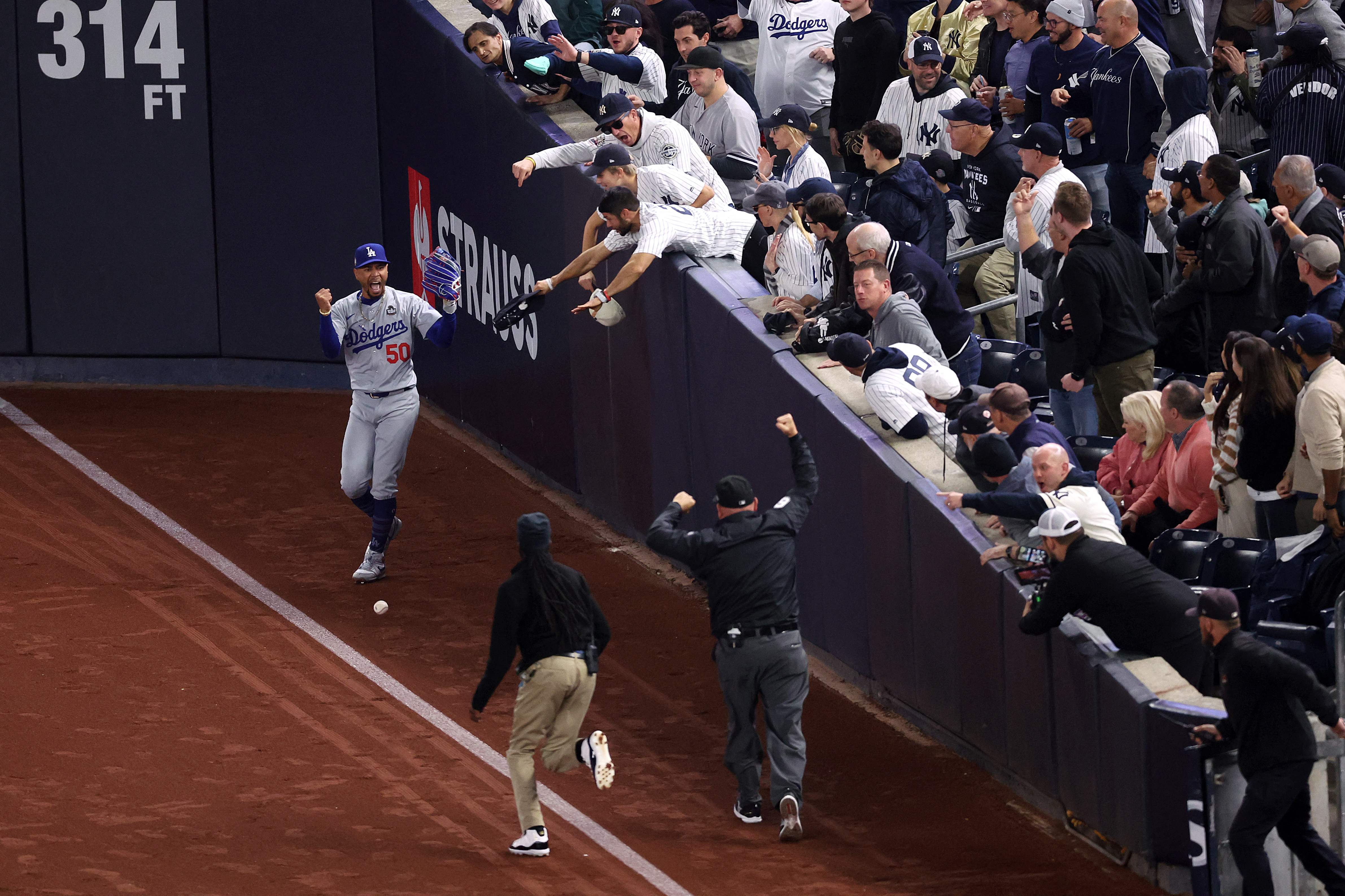 El desafortunado momento en la Serie Mundial entre Mookie Betts y aficionados de Yankees