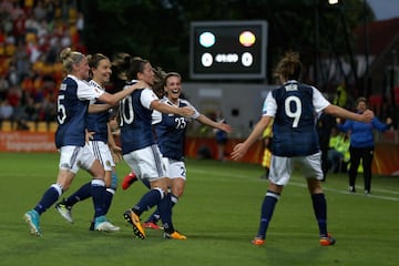 Caroline Weir and team celebrate 1-0.