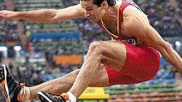 <b>YAGO VUELA.</B> Los 8,53 metros saltados por Yago Lamela el lunes en Castellón han sido el último destello del equipo nacional y han elevado la moral de la Selección.