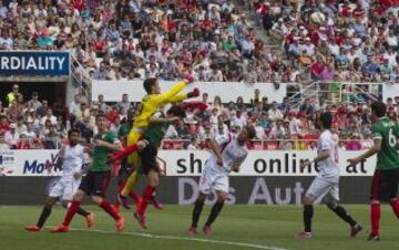 Sergio Rico despeja de puños. 