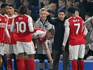 Arsenal's Spanish manager Mikel Arteta speaks with his players during a break in play during the English Premier League football match between Brighton and Hove Albion and Arsenal at the American Express Community Stadium in Brighton, southern England on March 4, 2026. (Photo by Glyn KIRK / AFP) / RESTRICTED TO EDITORIAL USE. No use with unauthorized audio, video, data, fixture lists, club/league logos or 'live' services. Online in-match use limited to 120 images. An additional 40 images may be used in extra time. No video emulation. Social media in-match use limited to 120 images. An additional 40 images may be used in extra time. No use in betting publications, games or single club/league/player publications. /