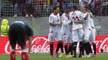 Los jugadores del Sevilla celebral en gol marcado por su compañero, el francés Kevin Gameiro, ante el Granada.